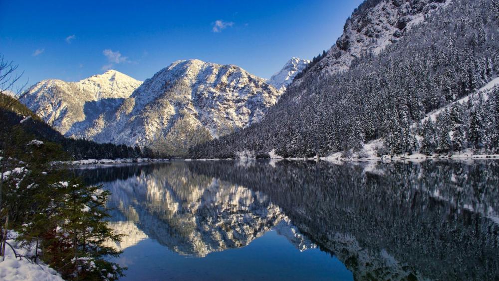 Majestic Winter Reflection in Alpine Waters wallpaper