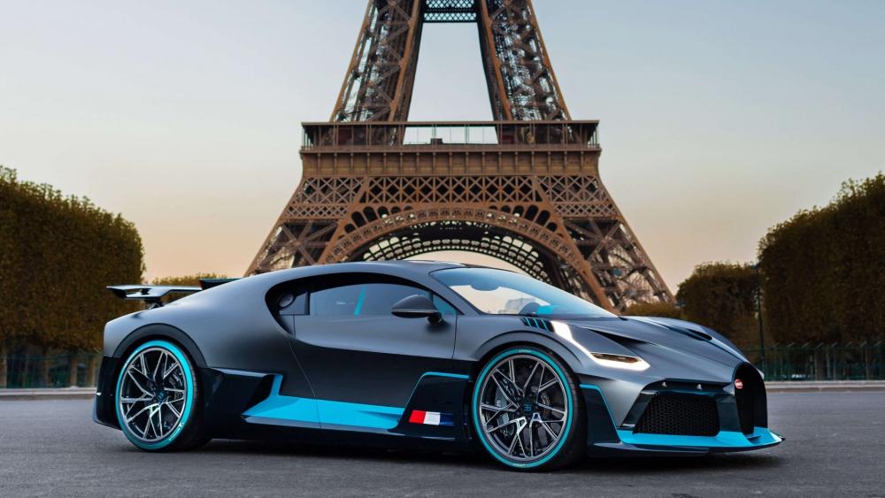 Bugatti Divo in front of Eiffle Tower wallpaper