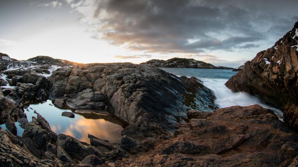 Rocky Tidepool Coastline at Dawn in Crisp 5K wallpaper