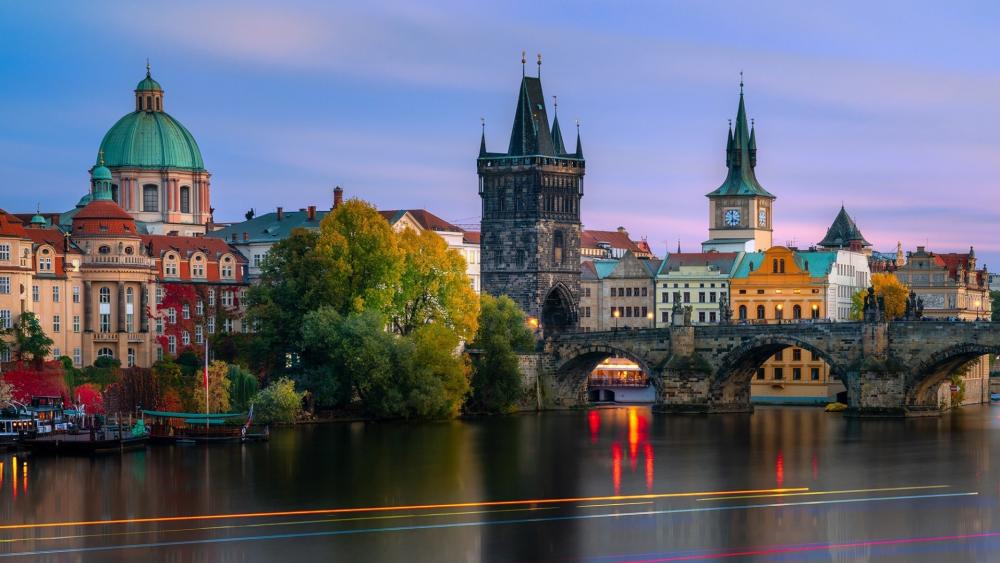 Twilight Reflections on Charles Bridge Over the Vltava River in Prague wallpaper