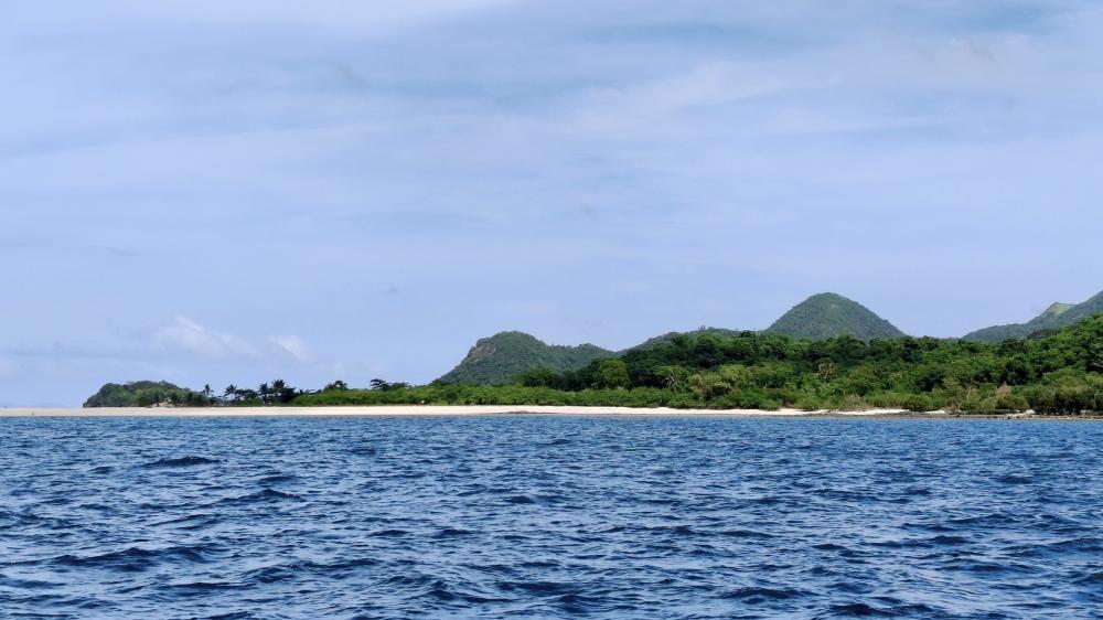 Tranquil Horizons of Agho Island Beach wallpaper