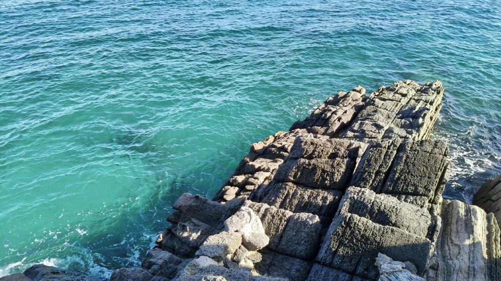 Rocky Beach Side wallpaper