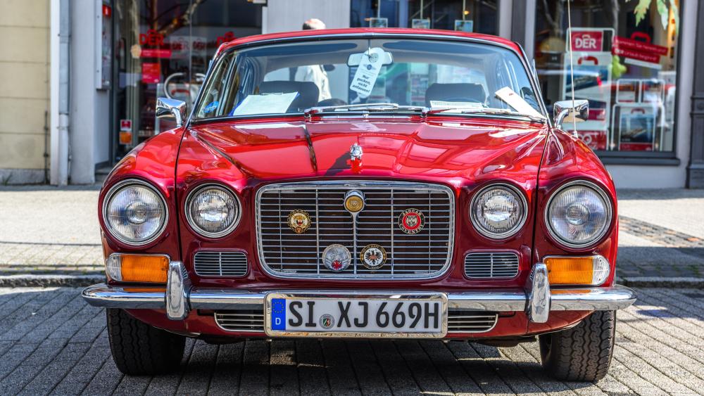 Crimson Jaguar XJ6 Series I Classic Front View Wallpaper wallpaper