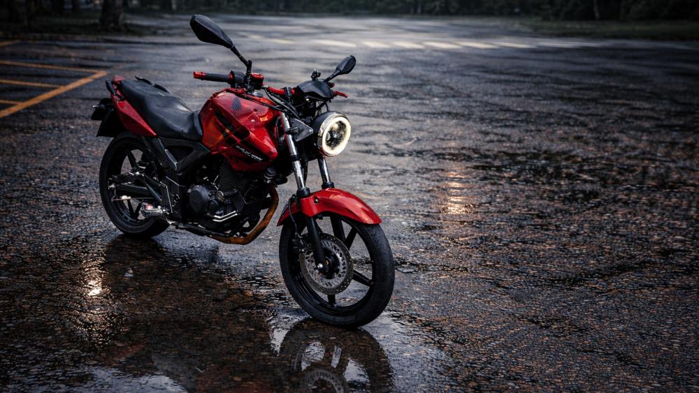 Crimson CBX Twister Motorcycle on Rainy Asphalt at Dusk wallpaper