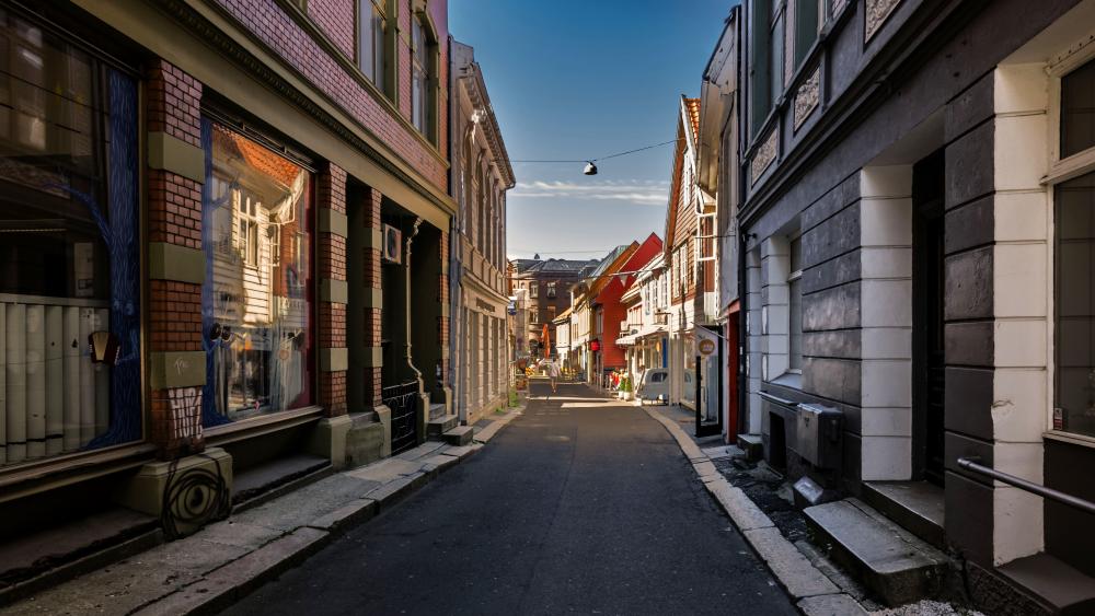 Sunlit Kong Oscars Gate Alleyway in Bergen Norway Cityscape wallpaper