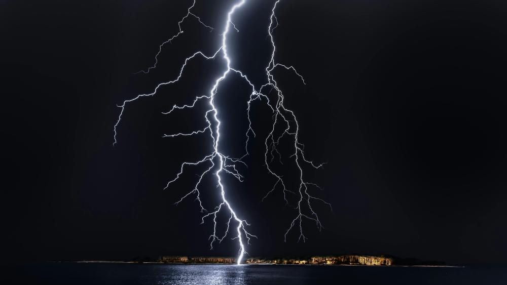 Midnight Lightning Strike Over Dark Ocean Horizon in Crisp 5K wallpaper