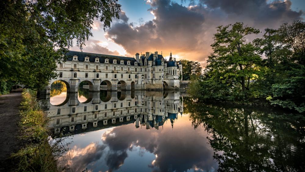 Sunset Reflections at Château de Chenonceau Over the River Cher wallpaper