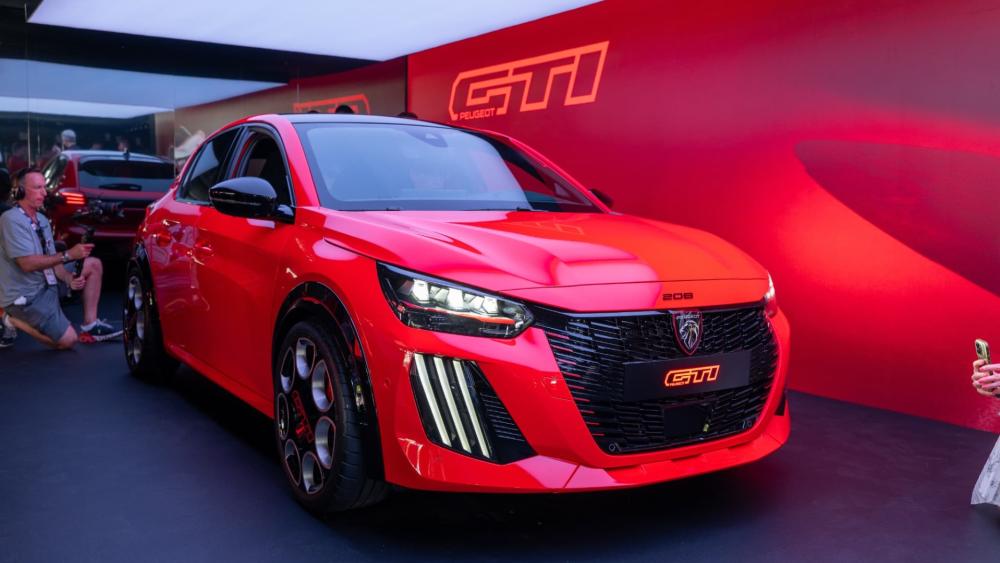 Peugeot 208 GTI Rouge Under Show Lights wallpaper