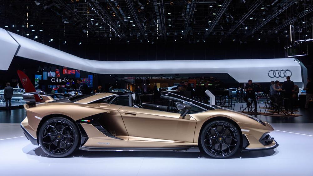 Lamborghini Aventador SVJ Roadster Spotlighted at a Modern Auto Show wallpaper