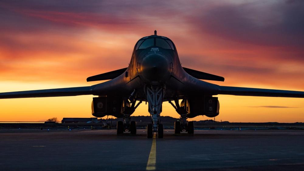 B-1B Lancer Sunset Runway Stance United States Air Force Power wallpaper