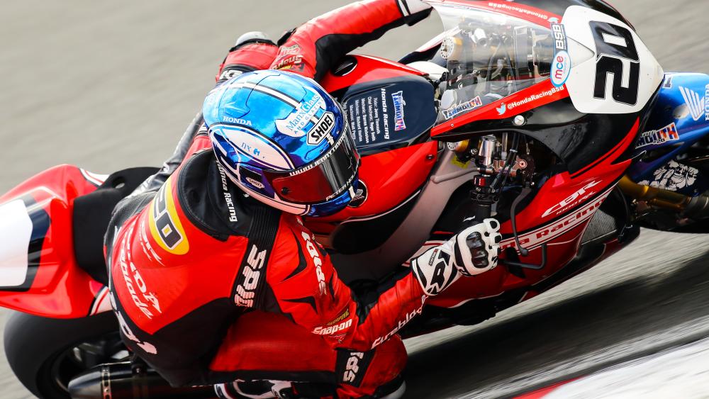 Full Lean Honda Superbike Charge in Crisp 4K wallpaper