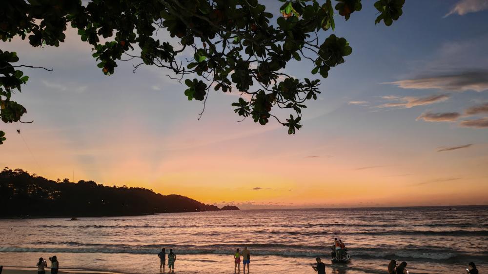 Serene Beach Sunset Over Calm Waves wallpaper
