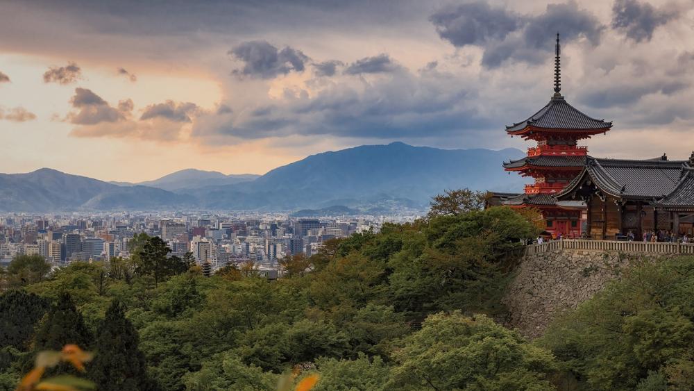 Kiyomizu-dera Pagoda Over Kyoto at Dusk wallpaper