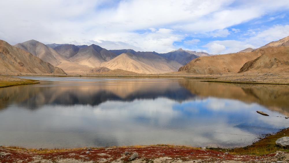 Silent Reflections Over Pangong Tso Under Vast Himalayan Skies wallpaper