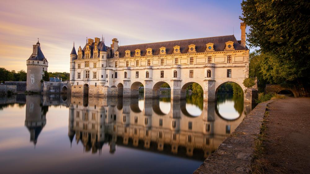 Sunset Reflections of Château de Chenonceau Over the River Cher wallpaper