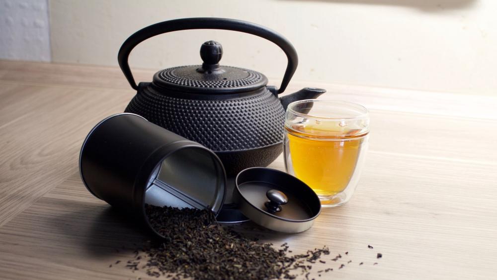 Cast Iron Teapot and Golden Black Tea Still Life 4K wallpaper