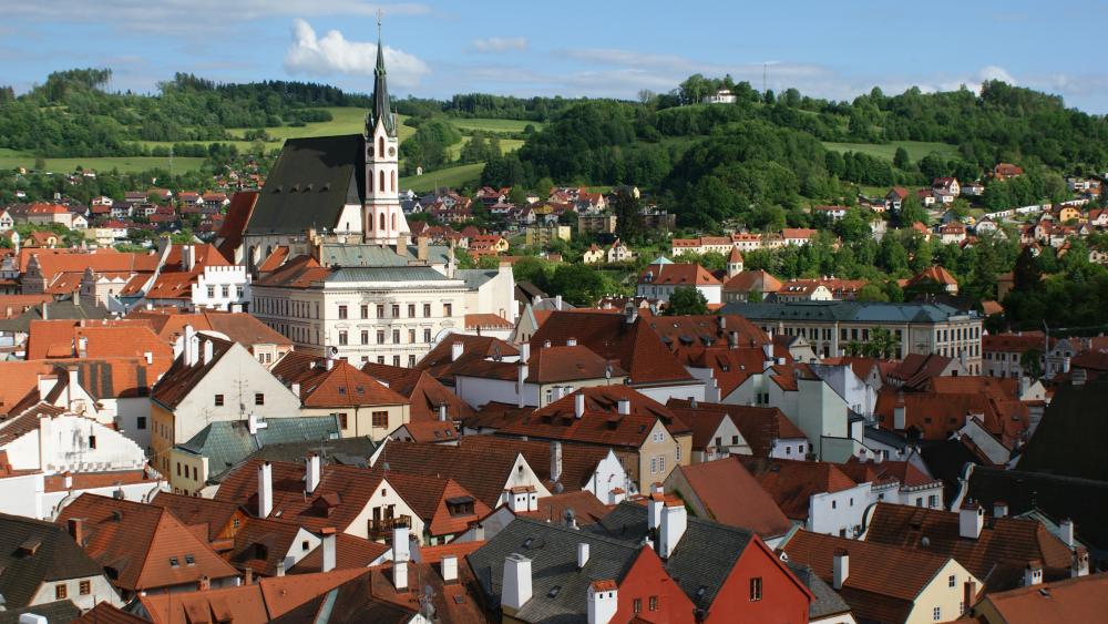 Sunlit Rooftops of Český Krumlov Historic Townscape in 4K wallpaper