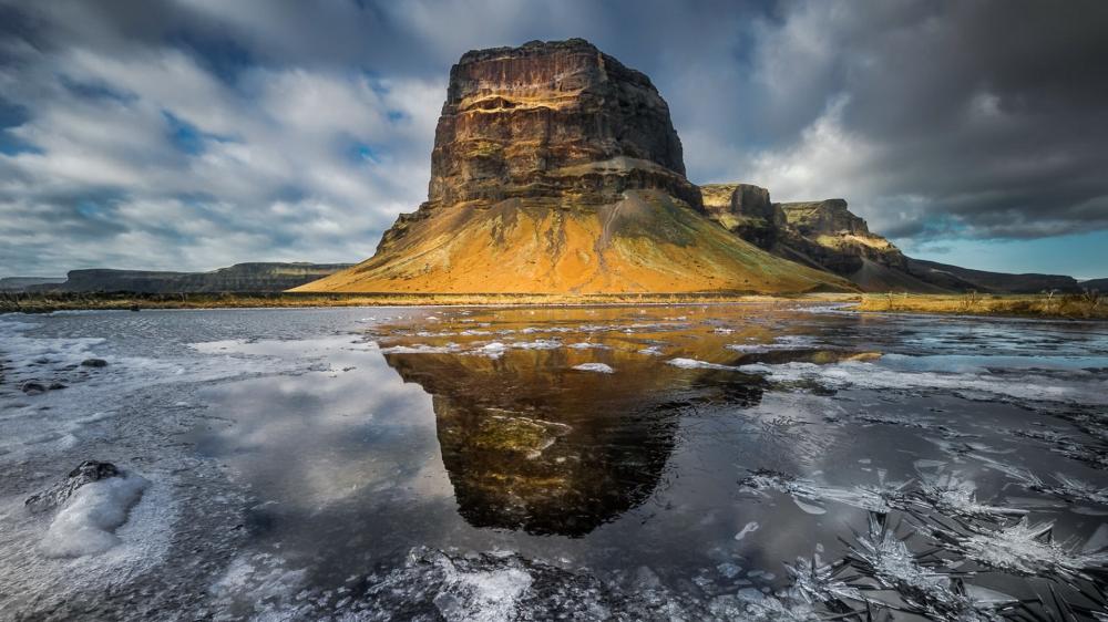Lómagnúpur Reflected in Icelandic Still Waters wallpaper