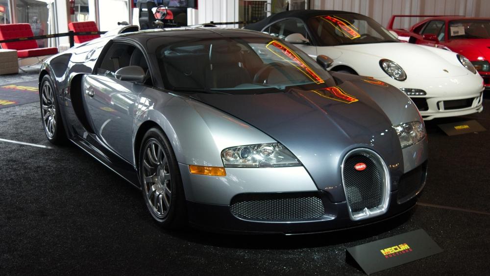 Bugatti Veyron Showcase in Sleek Silver wallpaper
