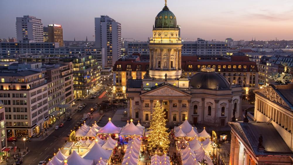 Winter Evening at Gendarmenmarkt Berlin wallpaper