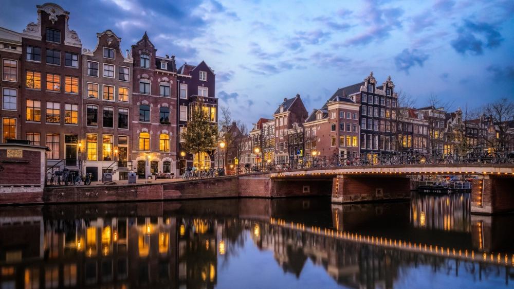 Amsterdam Canal Glow at Dusk wallpaper