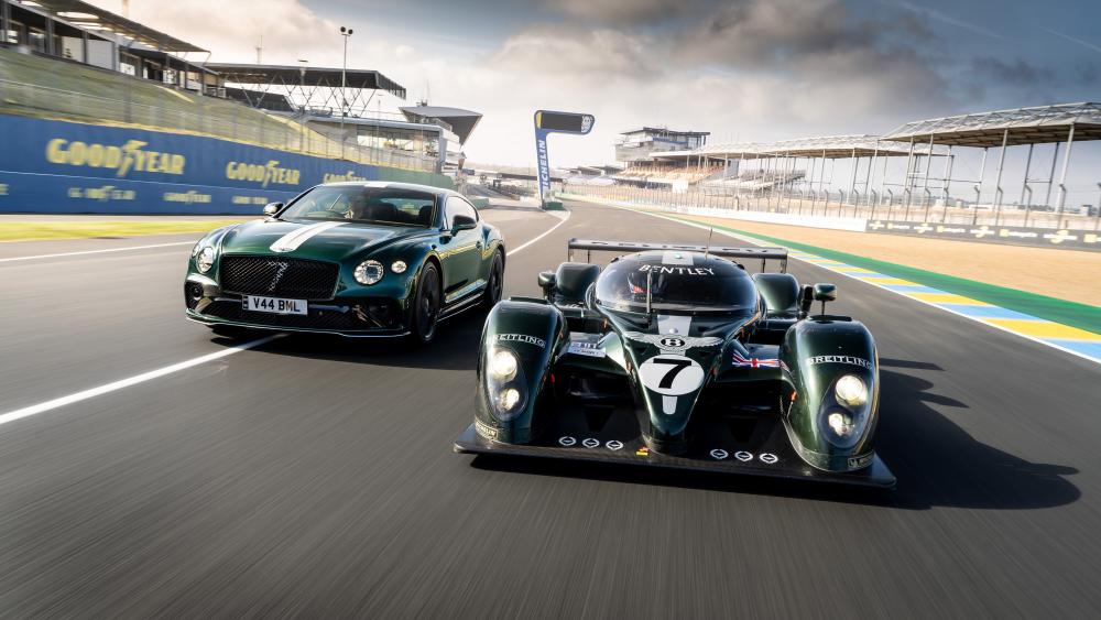 Bentley Speed on the Le Mans Circuit wallpaper