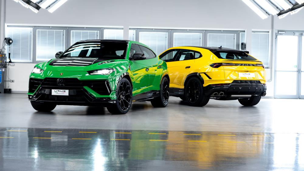 Dual Lamborghini Urus Showroom Brilliance wallpaper