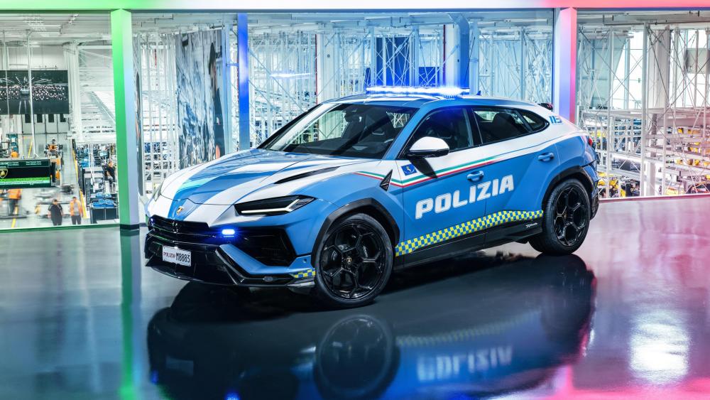 Lamborghini Urus Polizia Patrol wallpaper