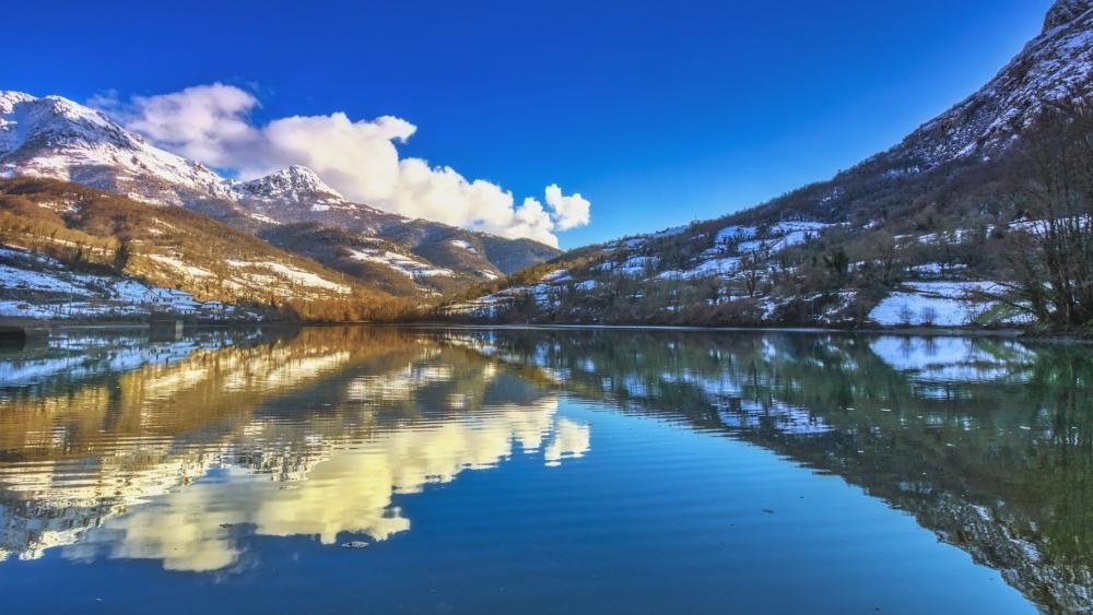 Snowy Reflection at Lago di Fiastra wallpaper