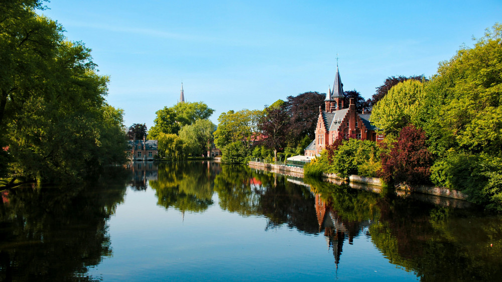 Tranquil Brugge Lake Reflection wallpaper