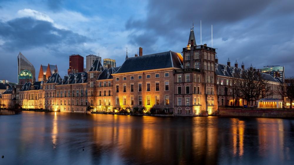 Historic Binnenhof Reflected at Dusk wallpaper