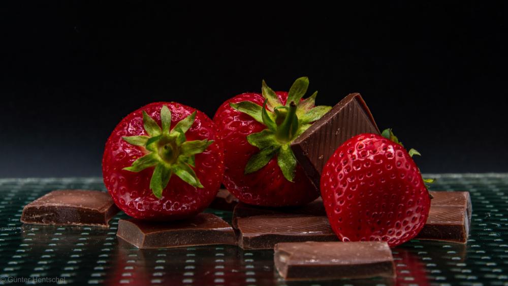 Strawberry Chocolate Delight wallpaper