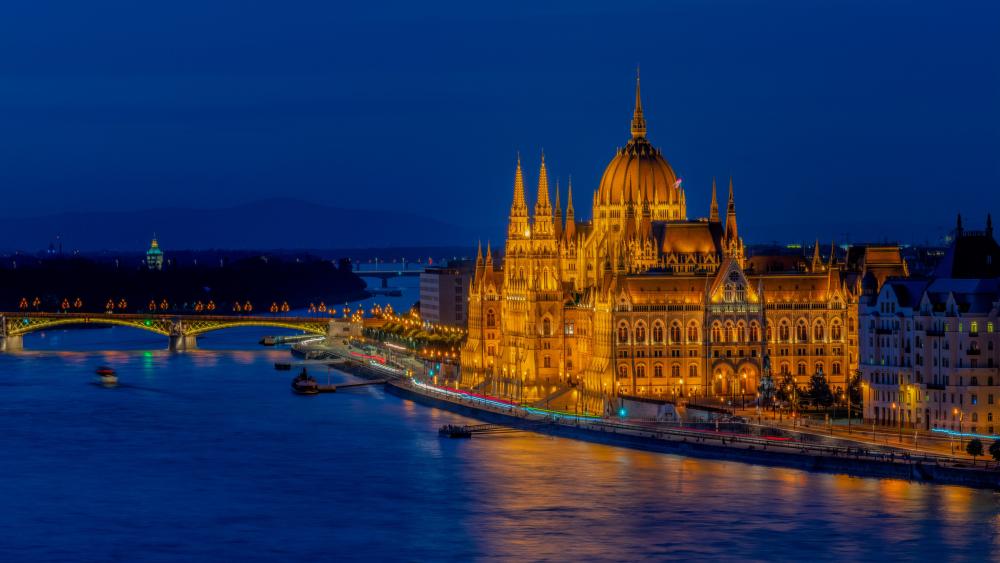 Golden Parliament by the Danube Nightscape wallpaper