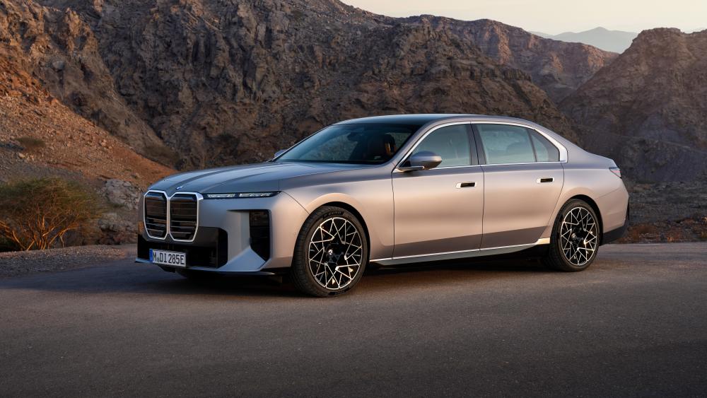 BMW i7 xDrive60 Elegance in the Desert wallpaper