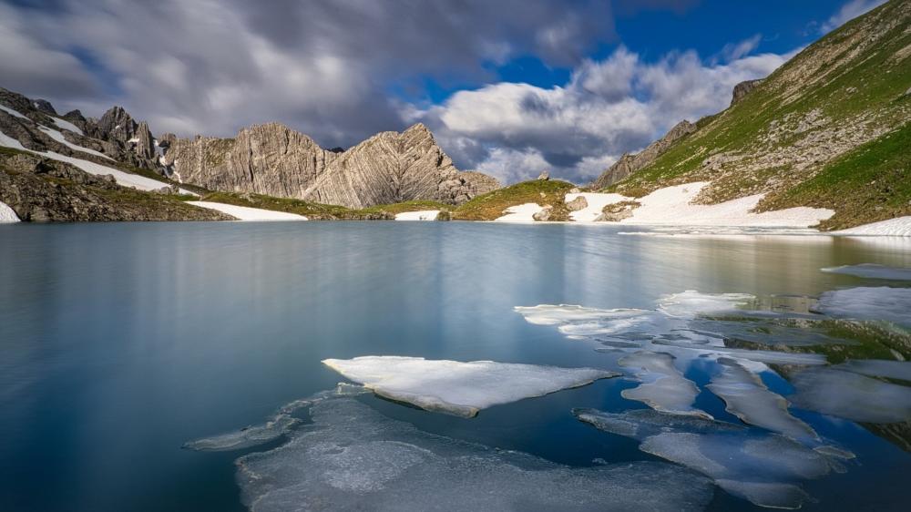 Frozen Serenity at Lac des Béraudes wallpaper