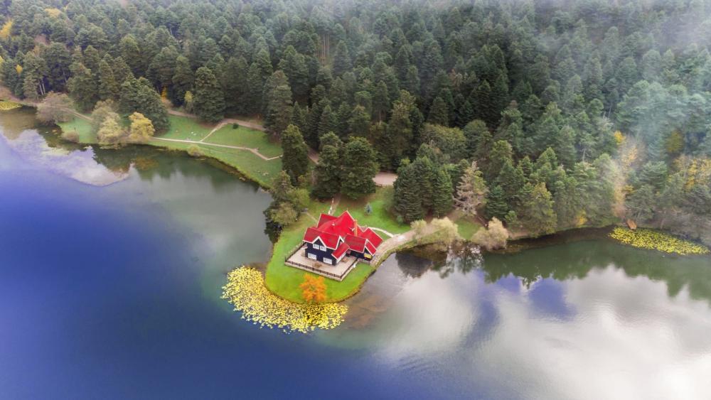 Red Roof Retreat Over Lake Gölcük wallpaper