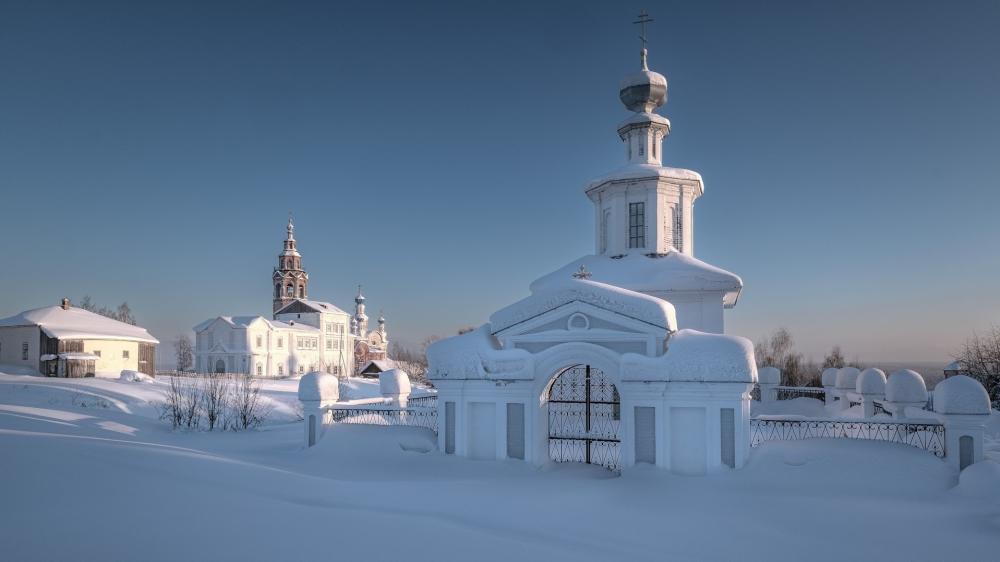 Snowy Monastery Gates in Cherdyn wallpaper