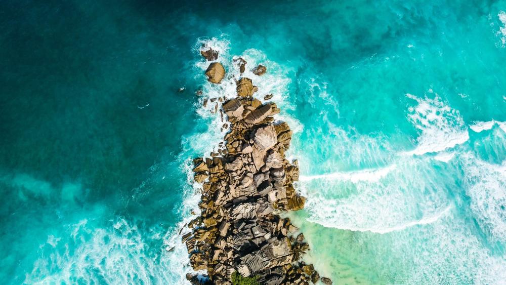 Turquoise Waves Over Rocky Coastline wallpaper