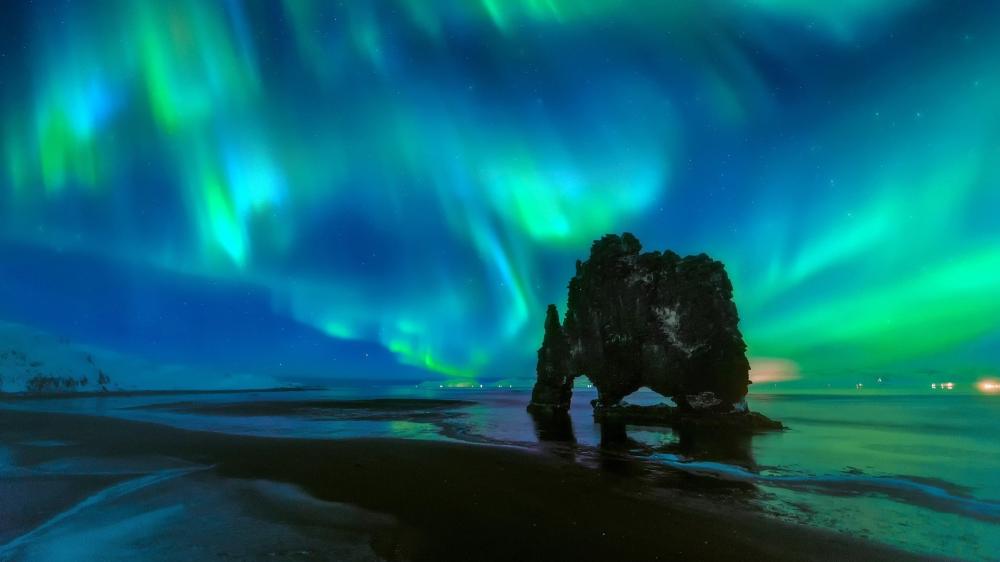 Aurora over Hvitserkur on Icelandic Shoreline wallpaper
