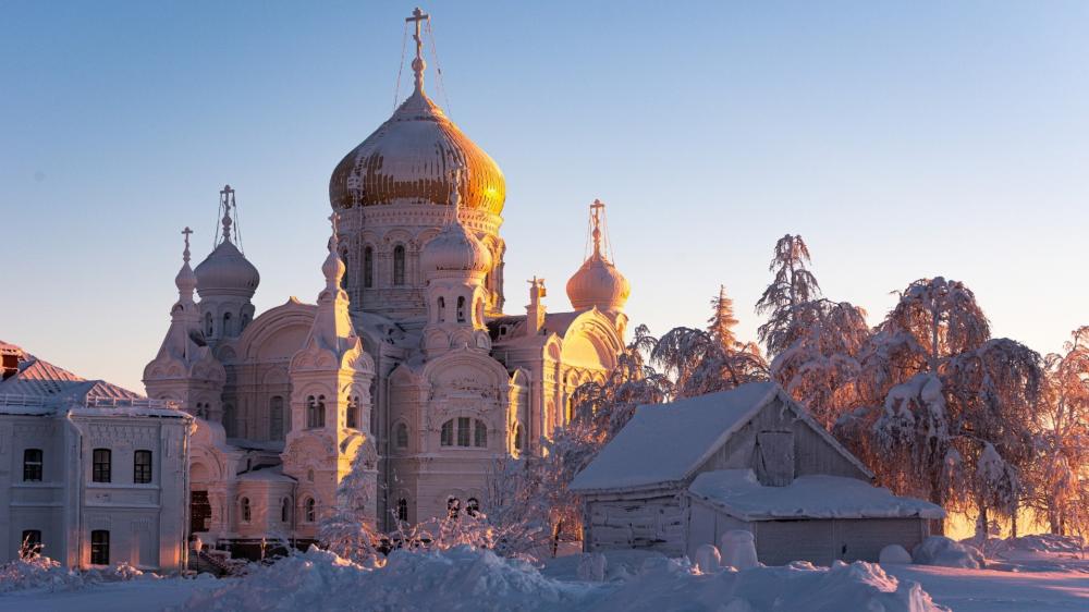 Golden Winter Light at Belogorsky Monastery wallpaper