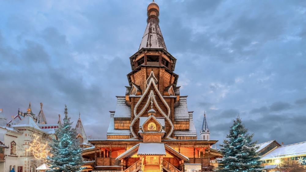 Winter Wooden Temple in Moscow Kremlin wallpaper