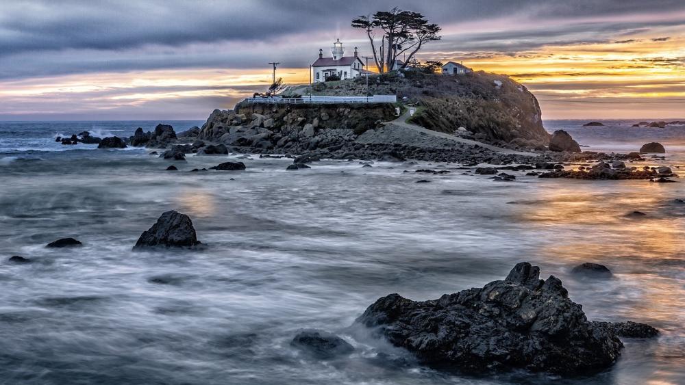 Battery Point Lighthouse at Sunset wallpaper