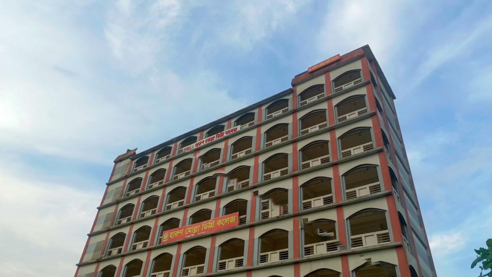 Urban College Building Under Open Sky wallpaper