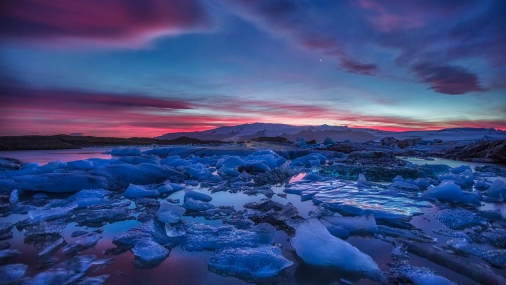 Frozen Twilight Over Jökulsárlón Lagoon wallpaper