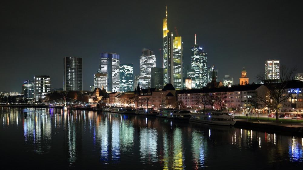 Stunning Night View of Frankfurt Skyline Reflection wallpaper