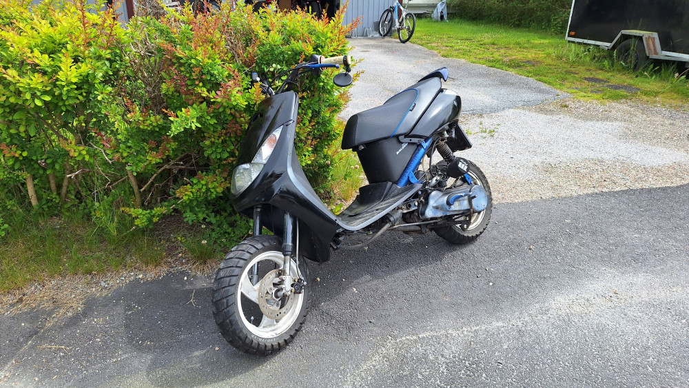 Urban Scooter Resting in Sunlight wallpaper