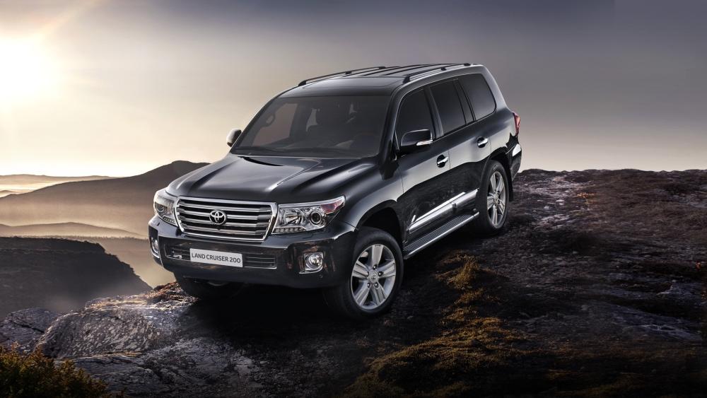 Toyota Land Cruiser 200 on Rocky Summit wallpaper