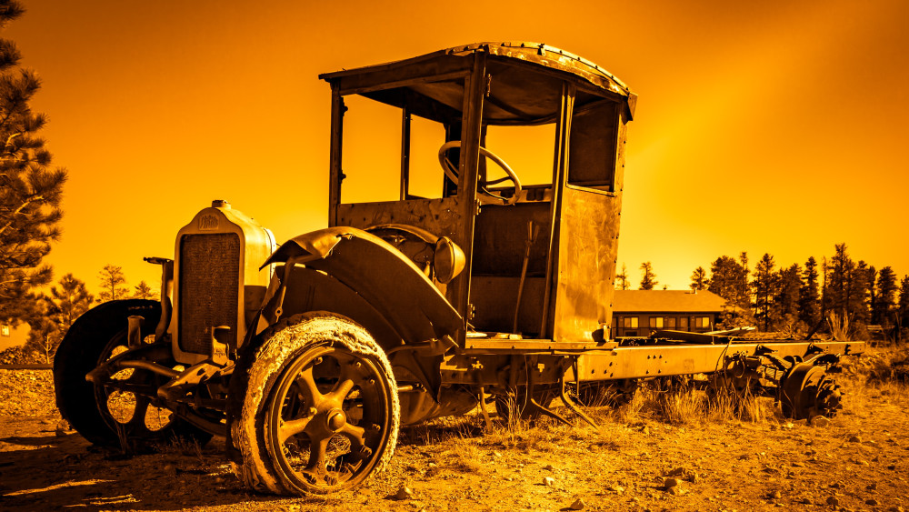 Rusty Barnfind Truck in Golden Desert Light wallpaper