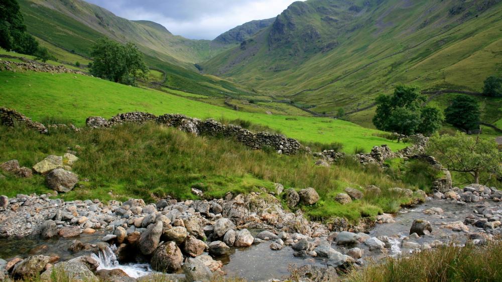Green Valley Stream Retreat wallpaper