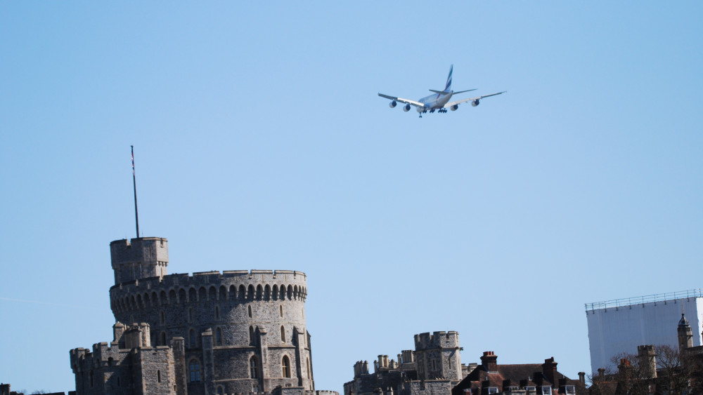 emirates a380 landing over windsor castle into heathrow wallpaper